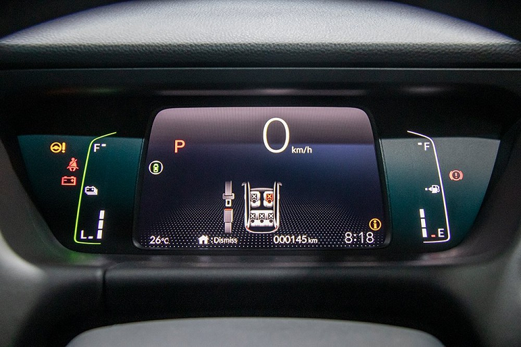 Tuy nhiên, xe được áp dụng phong cách thiết kế tròn trịa và mềm mại hơn. Trên đầu xe, Honda Jazz thế hệ mới được trang bị lưới tản nhiệt Solid Wing đơn giản hóa, hốc gió trung tâm hình thang, đèn pha LED cỡ lớn hơn với bi cầu được bao quanh bằng dải đèn LED định vị ban ngày và đèn sương mù hình tròn