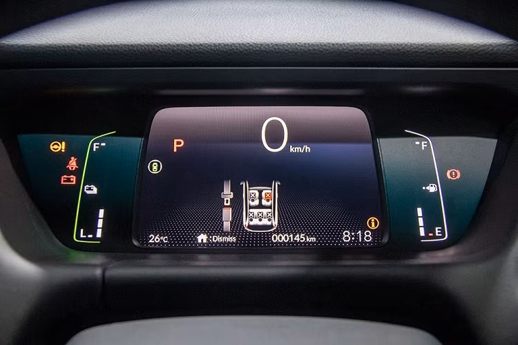 Tuy nhiên, xe được áp dụng phong cách thiết kế tròn trịa và mềm mại hơn. Trên đầu xe, Honda Jazz thế hệ mới được trang bị lưới tản nhiệt Solid Wing đơn giản hóa, hốc gió trung tâm hình thang, đèn pha LED cỡ lớn hơn với bi cầu được bao quanh bằng dải đèn LED định vị ban ngày và đèn sương mù hình tròn