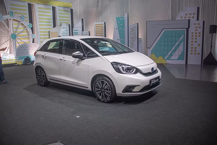 Ngoài ra, hệ thống này còn tự động phanh nếu Honda Jazz 2021 "tạt đầu" hoặc quay vào làn đường của một phương tiện đang đến gần. Cuối cùng là hệ thống kiểm soát hành trình thích ứng với tính năng giữ khoảng cách an toàn với phương tiện phía trước, hỗ trợ giữ làn đường hoạt động ở vận tốc từ 72 km/h trở lên và hệ thống giảm thiểu chệch làn đường.