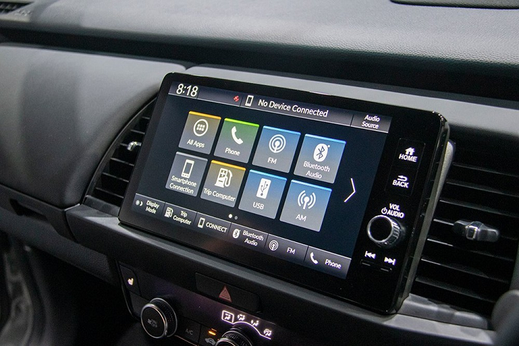 Tiếp đến là cần gạt nước giấu kín nhằm tăng tầm nhìn cho người ngồi trong xe, gương chiếu hậu mượt mà vừa giảm tiếng ồn vừa tăng hiệu suất khí động lực học, đường dập gân kéo dài từ chắn bùn trước đến đèn hậu, cột A mỏng hơn với độ dày giảm từ 116 mm xuống còn 55 mm, cụm đèn hậu nằm ngang mới với thiết kế mượt mà và cánh gió mui khá nhỏ.