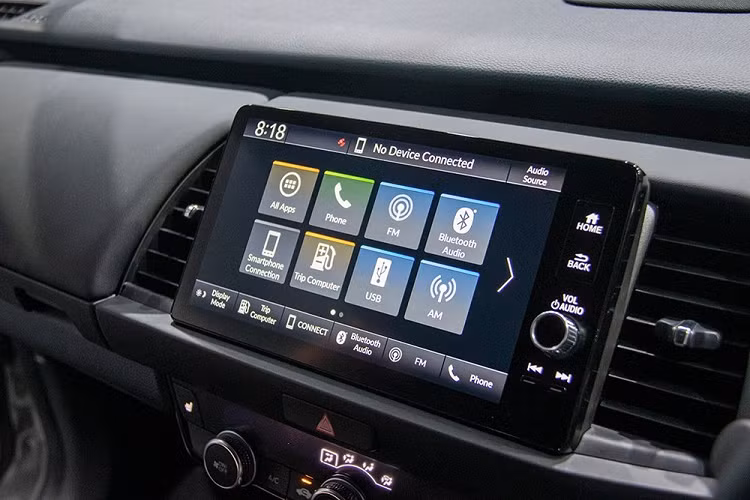 Tiếp đến là cần gạt nước giấu kín nhằm tăng tầm nhìn cho người ngồi trong xe, gương chiếu hậu mượt mà vừa giảm tiếng ồn vừa tăng hiệu suất khí động lực học, đường dập gân kéo dài từ chắn bùn trước đến đèn hậu, cột A mỏng hơn với độ dày giảm từ 116 mm xuống còn 55 mm, cụm đèn hậu nằm ngang mới với thiết kế mượt mà và cánh gió mui khá nhỏ.