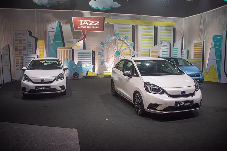 Honda Jazz 2021 mới tại Singapore với 2 phiên bản 1.5 Base, 1.5 Home được trang bị động cơ xăng i-VTEC 4 xi-lanh, DOHC, dung tích 1.5L, sản sinh công suất tối đa 119 mã lực cùng mô-men xoắn cực đại 145 Nm. Riêng bản 1.5 Luxe e: HEV lại dùng hệ truyền động hybrid i-MMD với 2 mô-tơ điện, kết nối cùng máy xăng i-VTEC 4 xi-lanh, DOHC, dung tích 1.5L và cụm pin lithium-ion. Hệ truyền động này tạo ra công suất tổng cộng 124 mã lực và mô-men xoắn cực đại 253 Nm.