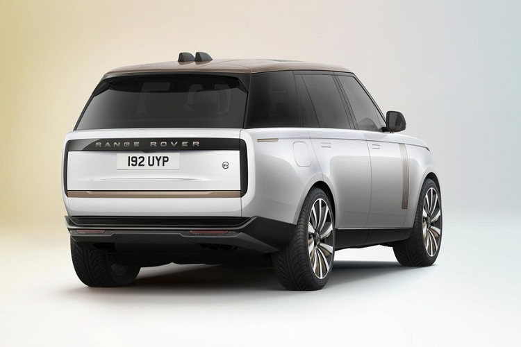 Trong khi đó, ghế của Range Rover SV 2022 được bọc da semi-aniline sang trọng. Tuy nhiên, khách hàng cũng có thể chọn các loại da khác cho xe. Trong đó, có cả da với bề mặt tự nhiên và tạo cảm giác thô ráp như da bọc nội thất ở nhà. Nếu không thích da, khách hàng có thể chọn chất liệu bền vững hơn như Ultrafabric. Theo hãng Land Rover, chất liệu polyurethane này có vẻ đẹp thẩm mỹ và độ thô ráp như da thông thường.