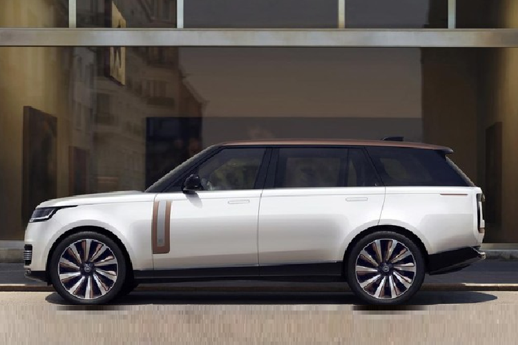 Nằm bên dưới nắp ca-pô của Range Rover SV 2022 là khối động cơ xăng V8, tăng áp kép, dung tích 4.4L, sản sinh công suất tối đa 523 mã lực và mô-men xoắn cực đại 750 Nm. Khi có mặt trên thị trường Mỹ vào đầu năm sau, Range Rover SV 2022 sẽ có cả cấu hình tiêu chuẩn lẫn trục cơ sở dài LWB. Hiện giá xe Range Rover SV 2022 vẫn chưa được hé lộ. Trong khi đó, Range Rover 2022 có giá dự kiến dao động từ 10,879 - 16,199 tỷ đồng tại Việt Nam. 