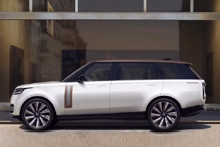 Nằm bên dưới nắp ca-pô của Range Rover SV 2022 là khối động cơ xăng V8, tăng áp kép, dung tích 4.4L, sản sinh công suất tối đa 523 mã lực và mô-men xoắn cực đại 750 Nm. Khi có mặt trên thị trường Mỹ vào đầu năm sau, Range Rover SV 2022 sẽ có cả cấu hình tiêu chuẩn lẫn trục cơ sở dài LWB. Hiện giá xe Range Rover SV 2022 vẫn chưa được hé lộ. Trong khi đó, Range Rover 2022 có giá dự kiến dao động từ 10,879 - 16,199 tỷ đồng tại Việt Nam. 