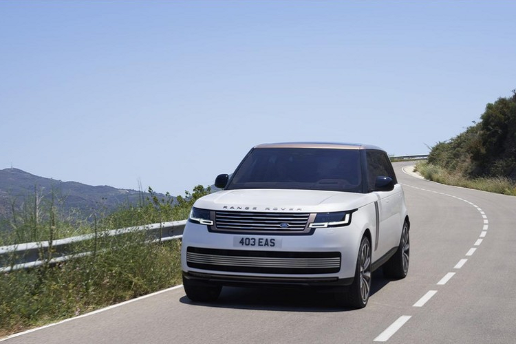 Đúng như tên gọi, Range Rover SV 2022 hạng sang là sản phẩm của bộ phận Special Vehicle Operations (SVO) thuộc hãng Land Rover. Đây là bộ phận chuyên sản xuất xe phiên bản đặc biệt hoặc theo đơn đặt hàng của khách.