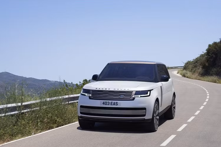 Đúng như tên gọi, Range Rover SV 2022 hạng sang là sản phẩm của bộ phận Special Vehicle Operations (SVO) thuộc hãng Land Rover. Đây là bộ phận chuyên sản xuất xe phiên bản đặc biệt hoặc theo đơn đặt hàng của khách.