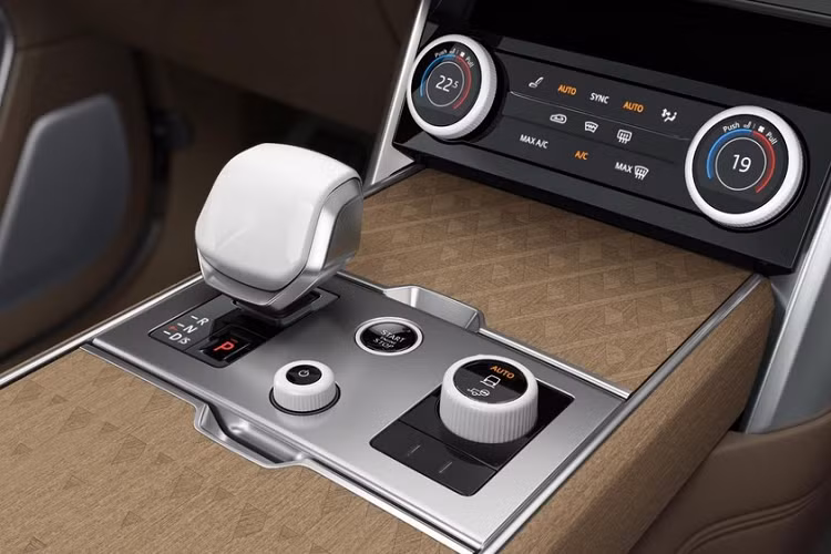 Khách hàng cũng có thể chọn các loại vành màu bạc, đen bóng hoặc nâu đồng cho chiếc SUV hạng sang của mình. Đặc biệt, Range Rover SV 2022 còn có nhiều chi tiết bằng gốm như cần số, núm chỉnh điều hòa và núm xoay của hệ thống chọn chế độ lái Terrain Response. Theo hãng Land Rover, những chi tiết bằng gốm này mang đến cảm giác vừa thanh lịch vừa mát khi chạm vào.