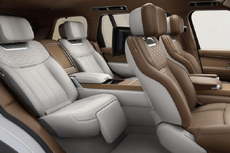 Nếu chi thêm tiền, khách hàng có thể trang bị cụm điều khiển trung tâm bằng gỗ muồng đen được Hội đồng quản lý rừng (Forest Stewardship Council) chứng nhận. Cụm điều khiển trung tâm này được làm từ hàng trăm mảnh gỗ nhỏ có kích thước 6 - 8 mm, cắt bằng laser và xếp thủ công. Loại gỗ này cũng được dùng cho Range Rover SV 2022 bản 4 chỗ với cụm điều khiển trung tâm kéo dài về phía sau và đi kèm bàn gấp chỉnh điện Club Table.