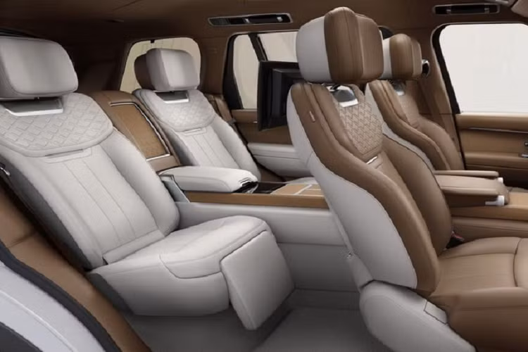 Nếu chi thêm tiền, khách hàng có thể trang bị cụm điều khiển trung tâm bằng gỗ muồng đen được Hội đồng quản lý rừng (Forest Stewardship Council) chứng nhận. Cụm điều khiển trung tâm này được làm từ hàng trăm mảnh gỗ nhỏ có kích thước 6 - 8 mm, cắt bằng laser và xếp thủ công. Loại gỗ này cũng được dùng cho Range Rover SV 2022 bản 4 chỗ với cụm điều khiển trung tâm kéo dài về phía sau và đi kèm bàn gấp chỉnh điện Club Table.