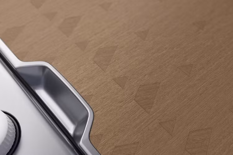 Điểm nhấn tiếp theo của Range Rover SV 2022 là màu sơn ngoại thất. Ngoài những màu giống Range Rover tiêu chuẩn, phiên bản SV còn có thêm 14 màu nữa do bộ phận SVO tạo ra. Nếu vẫn chưa hài lòng, khách hàng có thể yêu cầu hãng Land Rover tạo ra bất kỳ màu sơn nào mà mình muốn. Bên trong Range Rover SV 2022 là không gian nội thất rộng rãi và sang trọng với những chất liệu cao cấp như da hoặc gỗ.