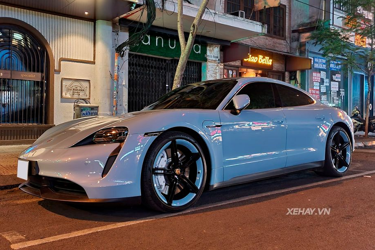 Ở phần ngoại hình, Porsche Taycan sở hữu những đường nét thiết kế, ADN mang đặc trưng của Porsche như phần đầu xe rộng và phẳng, những đường viền cao cùng nóc xe vuốt nhẹ tạo nên một dáng vẻ thể thao, mềm mại. Chưa hết, dải đèn hậu LED kéo dài xuyên suốt đuôi xe cùng logo Porsche bên dưới cũng là một điểm nhấn khó bỏ qua trên Taycan.