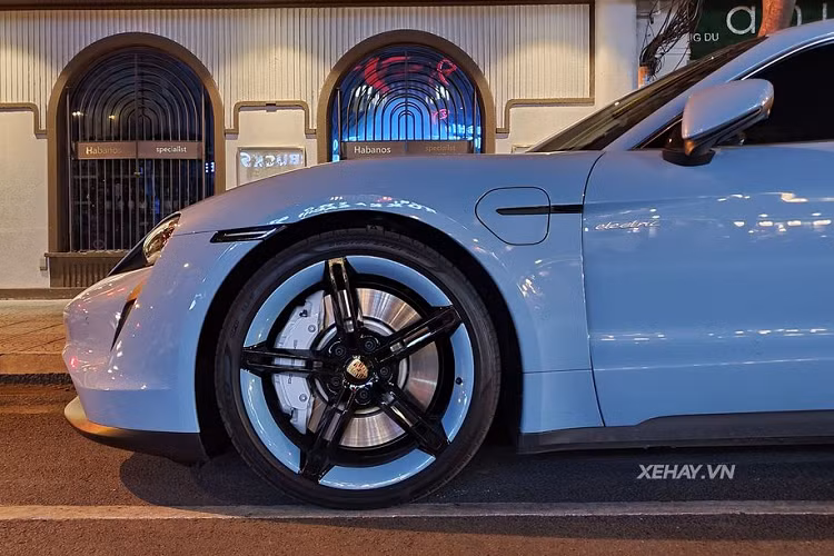 Nội thất của Taycan được Porsche thiết kế với tư duy tập trung vào người lái. Trong đó, màn hình thông tin giải trí trung tâm với kích thước 10,9 inch và màn hình hành khách tùy chọn kết hợp với nhau đã tạo nên một không gian thực sự công nghệ cao hi-tech, cung cấp cho chủ nhân tất cả thông tin cần thiết.