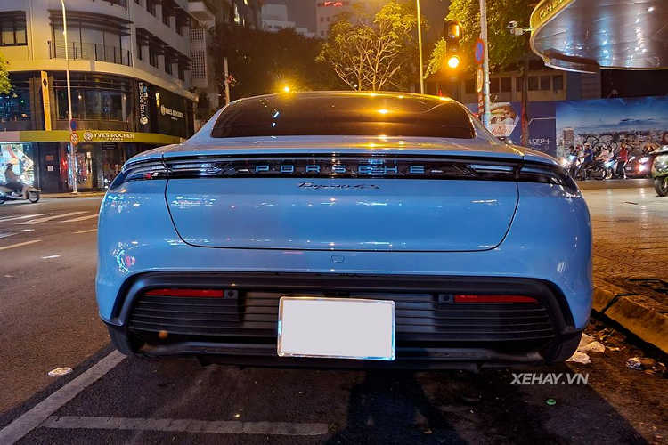 Porsche Taycan có chiều dài 4,963mm, rộng 1,966mm/2,144mm nếu tính cả gương và trục cơ sở 2,900mm. Để dễ so sánh, các số đo tương ứng của Tesla Model S là 4,980mm chiều dài, 1,964mm chiều rộng là trục cơ sở đạt 2,960mm. Có thể nói 2 mẫu xe này có kích thước tương đương.