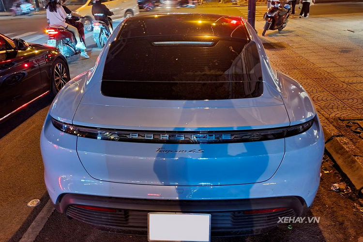 Trên phiên bản Porsche Taycan 4S tại Việt Nam, xe được trang bị 2 mô-tơ điện và sản sinh ra công suất 429 mã lực/640 Nm mô-men xoắn. Kèm theo đó là gói pin dung lượng 79,2 kWh và quãng đường di chuyển tối đa lên tới 460 km trong một lần sạc đầy. Khi kích hoạt chế độ Overboost và Launch Control, Porsche Taycan 4S có thể tăng tốc từ 0 - 100 km/h chỉ trong 4 giây và tốc độ tối đa đạt 250 km/h.
