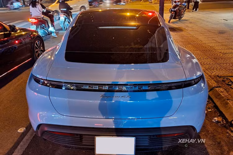 Trên phiên bản Porsche Taycan 4S tại Việt Nam, xe được trang bị 2 mô-tơ điện và sản sinh ra công suất 429 mã lực/640 Nm mô-men xoắn. Kèm theo đó là gói pin dung lượng 79,2 kWh và quãng đường di chuyển tối đa lên tới 460 km trong một lần sạc đầy. Khi kích hoạt chế độ Overboost và Launch Control, Porsche Taycan 4S có thể tăng tốc từ 0 - 100 km/h chỉ trong 4 giây và tốc độ tối đa đạt 250 km/h.