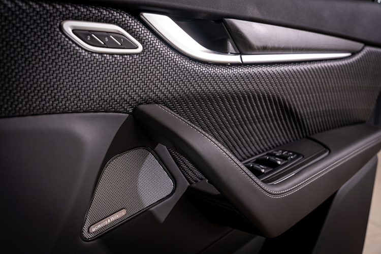 Mẫu xe sang Maserati Levante S GranSport được trang bị những công nghệ hỗ trợ lái tiên tiến như cảnh báo va chạm trước, nhận dạng biển báo, kiểm soát hành trình thích ứng, camera 360, hệ thống hỗ trợ lái trên cao tốc, hỗ trợ giữ làn đường, cảnh báo điểm mù chủ động.