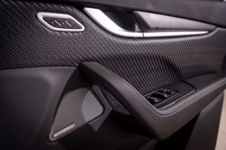 Mẫu xe sang Maserati Levante S GranSport được trang bị những công nghệ hỗ trợ lái tiên tiến như cảnh báo va chạm trước, nhận dạng biển báo, kiểm soát hành trình thích ứng, camera 360, hệ thống hỗ trợ lái trên cao tốc, hỗ trợ giữ làn đường, cảnh báo điểm mù chủ động.