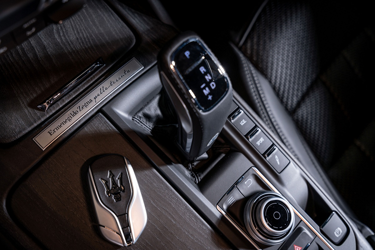 Bên cạnh những chi tiết trang trí đặc biệt, cabin gần như không có sự thay đổi. Xe được trang bị mặt đồng hồ TFT 7 inch tiêu chuẩn, hệ thống giải trí với màn hình Maserati Touch Control Plus (MTC +) 8,4 inch, tương thích Apple CarPlay và Android Auto. Hệ thống âm thanh vòm Bowers &amp; Wilkins 17 loa với bộ khuếch đại 1.280 W.