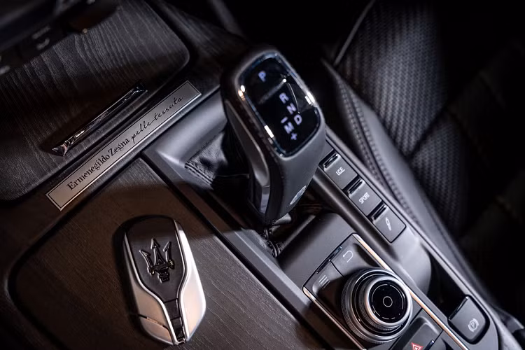 Bên cạnh những chi tiết trang trí đặc biệt, cabin gần như không có sự thay đổi. Xe được trang bị mặt đồng hồ TFT 7 inch tiêu chuẩn, hệ thống giải trí với màn hình Maserati Touch Control Plus (MTC +) 8,4 inch, tương thích Apple CarPlay và Android Auto. Hệ thống âm thanh vòm Bowers &amp; Wilkins 17 loa với bộ khuếch đại 1.280 W.