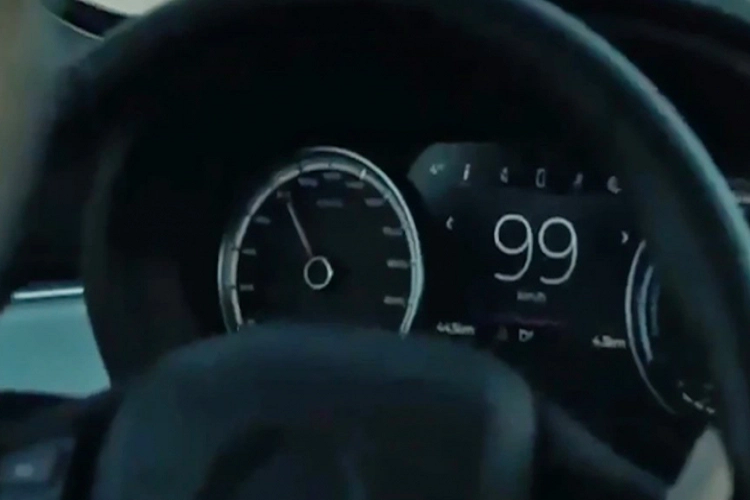 Cụ thể, SUV điện VinFast Lux SA có thể sẽ sử dụng 2 động cơ điện nam châm vĩnh cửu công suất 150kW. Pin có dung lượng lên tới 106kW, cho quãng đường đi được sau mỗi lần sạc đầy là 550km, tương tự như mẫu VF33. Nhờ chia sẻ và thừa hưởng hệ truyền động, hãng xe Việt sẽ tiết kiệm được phần lớn chi phí phát triển. Tuy nhiên, đây chỉ là dự đoán.