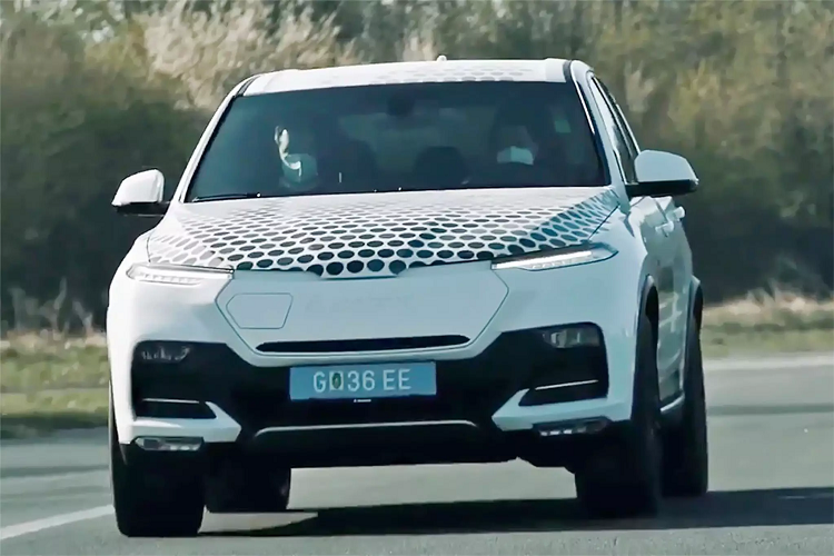 Căn cứ vào thiết kế ngoại thất với lưới tản nhiệt che kín, có thể khẳng định đây là phiên bản VinFast Lux SA 2022 mới chạy hoàn toàn bằng điện của Lux SA đang được VinFast và đối tác Magna Steyr phát triển.