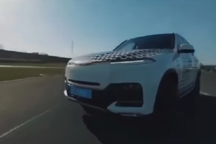 Bên cạnh các tính năng tự hành cấp độ 4 như tự động thiết lập bản đồ 3 chiều (duy nhất trên thị trường), cho phép tự động tìm chỗ và đỗ xe; triệu hồi xe… cùng khả năng kết nối với hệ thống giao thông và đô thị thông minh, mang đến trải nghiệm tiện nghi, an toàn và đẳng cấp cho người dùng.