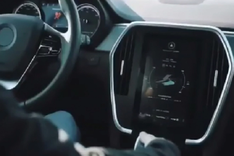 Tương tự như các mẫu xe điện VF31, VF32, VF33 mà VinFast từng giới thiệu trước đó. Khả năng cao, VinFast Lux SA chạy điện sẽ có nhiều “đồ chơi” công nghệ an toàn và hỗ trợ lái tiên tiến như: hệ thống trợ lái thông minh, hệ thống kiểm soát làn thích ứng, hệ thống kiểm soát hành trình chủ động, hệ thống cảnh báo va chạm đa điểm, hệ thống giảm thiểu va chạm toàn diện, hệ thống đỗ xe tự động thông minh và hệ thống giám sát người lái.