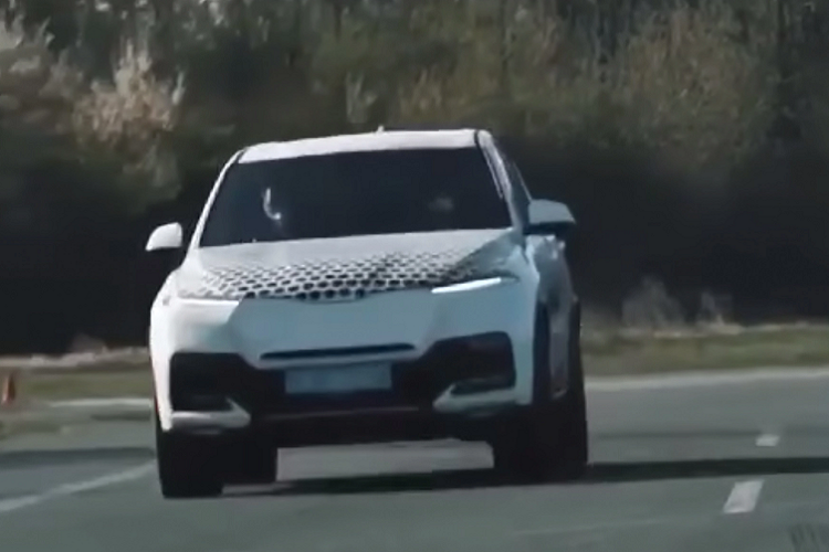 Như vậy, sau phiên bản máy xăng 2.0L tăng áp, trong tương lai gần, mẫu xe SUV VinFast Lux SA sẽ có thêm phiên bản chạy điện mở ra thêm lựa chọn cho người dùng Việt.