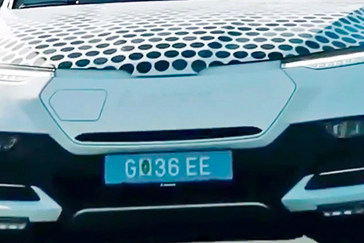 Hiện tại, chưa có thông tin gì về hệ truyền động của VinFast Lux SA chạy điện. Là mẫu SUV cỡ trung, VinFast Lux SA có thể sẽ được trang bị cấu hình động cơ điện và pin tương đương với mẫu VF33 – mẫu SUV chạy điện kích thước lớn nhất mà VF từng công bố