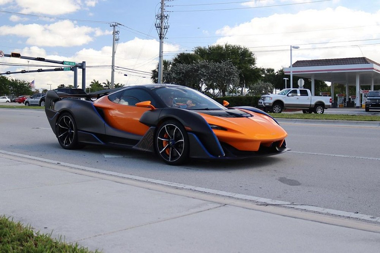 Tuy nhiên, điểm nhấn của siêu xe này lại nằm ở phần thân vỏ phía sau và vây cá trung tâm, kéo dài từ nóc đến cánh gió đuôi cỡ lớn. 