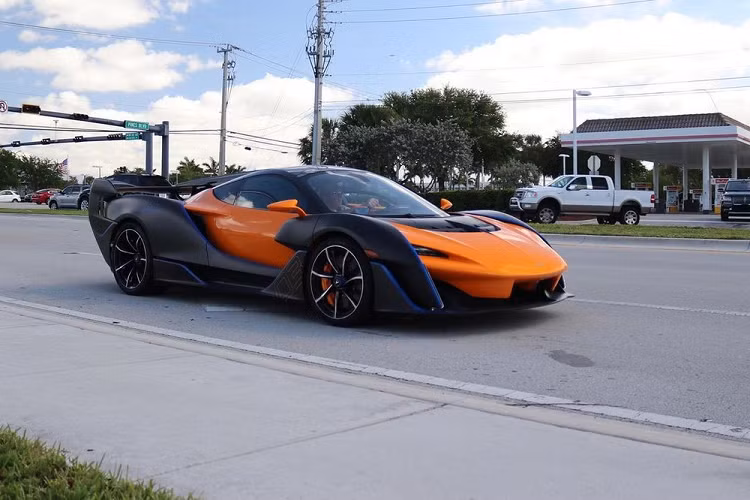 Tuy nhiên, điểm nhấn của siêu xe này lại nằm ở phần thân vỏ phía sau và vây cá trung tâm, kéo dài từ nóc đến cánh gió đuôi cỡ lớn. 