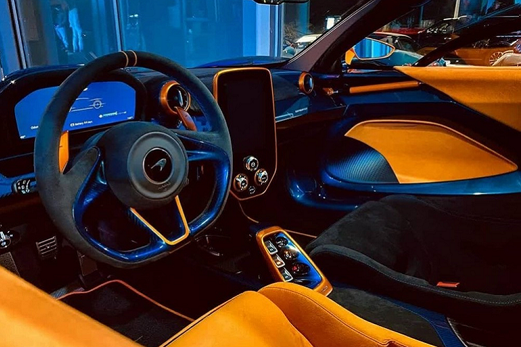 Về thiết kế, McLaren Sabre sở hữu đầu xe nổi bật và bộ chẻ khí trước ấn tượng. Ngoài ra, siêu xe giới hạn số lượng này còn có khe gió trên nắp ca-pô, cụm đèn pha thiết kế mượt mà và chắn bùn độc đáo. 