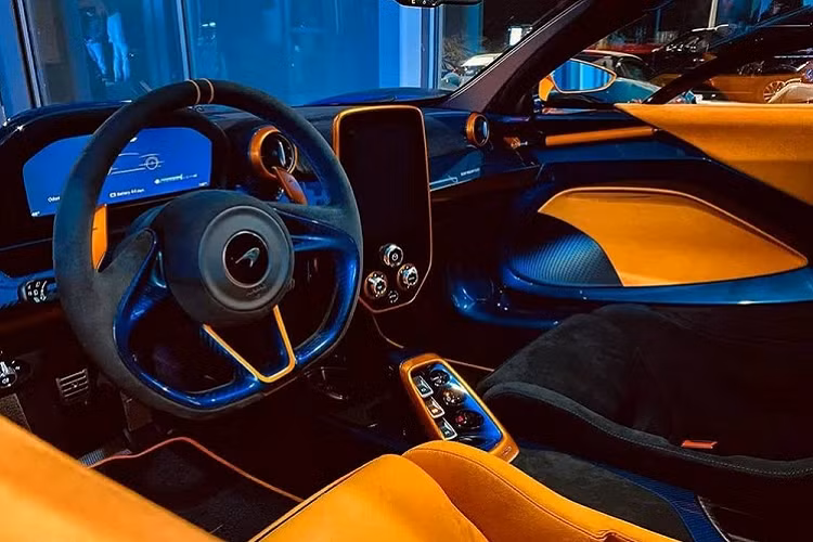 Về thiết kế, McLaren Sabre sở hữu đầu xe nổi bật và bộ chẻ khí trước ấn tượng. Ngoài ra, siêu xe giới hạn số lượng này còn có khe gió trên nắp ca-pô, cụm đèn pha thiết kế mượt mà và chắn bùn độc đáo. 