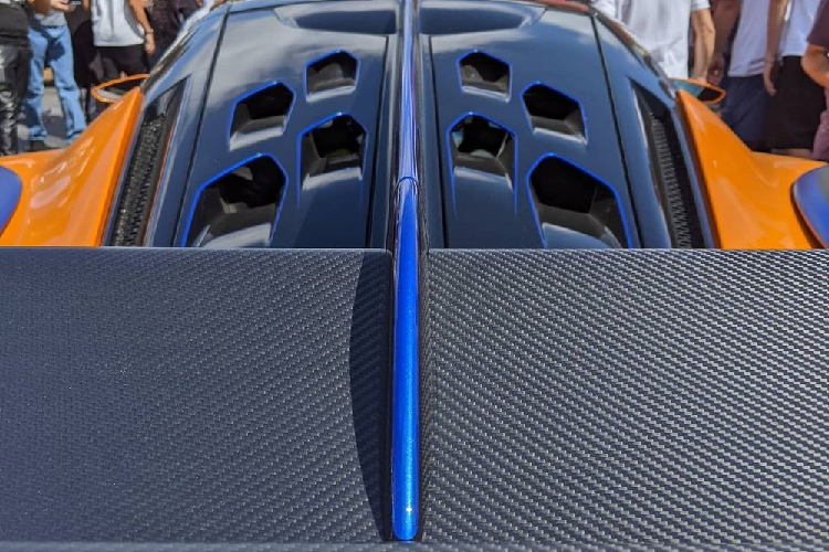 Vòng ra đằng sau, chúng ta có thể bắt gặp thanh ba-bô-lê khí động lực học trên sườn xe và bộ cửa cánh bướm của McLaren Sabre. 