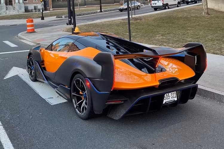 McLaren Sabre sử dụng động cơ V8, tăng áp kép, dung tích 4.0 lít (M840T) tương tự như những chiếc siêu xe hypercar như Elva hay Senna. 