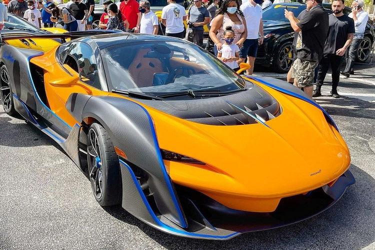 Hiện những chiếc xe McLaren Sabre bản giới hạn đã được bàn giao đến cho chủ nhân và 1 trong 15 khách hàng sở hữu McLaren Sabre là Sparky18888, một tài khoản mạng xã hội Instagram của đại gia bí ẩn nào đó đã nhận được gần nửa triệu lượt theo dõi với điểm nhấn là bộ sưu tập xe rất đỉnh với siêu xe và hypercar.