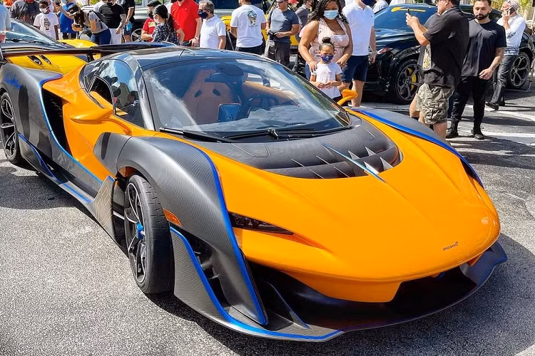 Hiện những chiếc xe McLaren Sabre bản giới hạn đã được bàn giao đến cho chủ nhân và 1 trong 15 khách hàng sở hữu McLaren Sabre là Sparky18888, một tài khoản mạng xã hội Instagram của đại gia bí ẩn nào đó đã nhận được gần nửa triệu lượt theo dõi với điểm nhấn là bộ sưu tập xe rất đỉnh với siêu xe và hypercar.