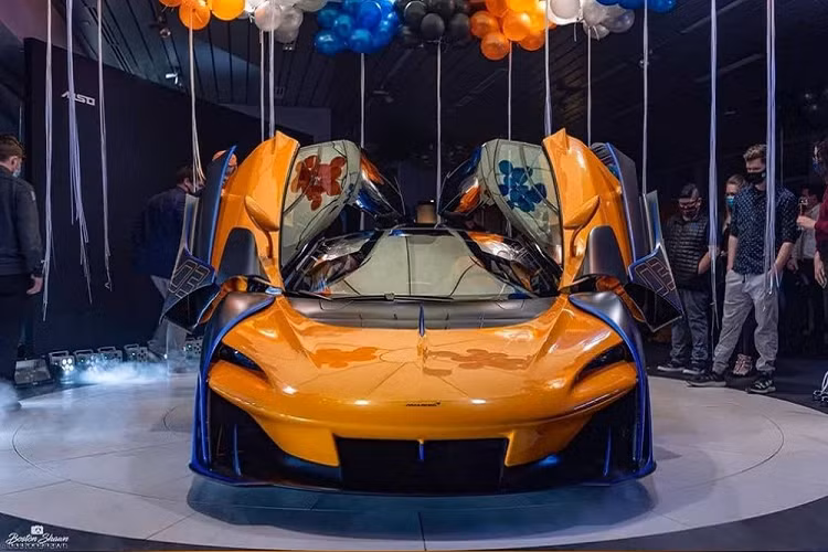 Chưa hết, các nhà thiết kế của McLaren còn trang bị bộ khuếch tán gió đồ sộ, ống xả nằm ở giữa đuôi xe và bộ vành siêu nhẹ, đi kèm hệ thống phanh hiệu suất cao cho siêu xe này. Nội thất chiếc siêu xe McLaren Sabre này với màu cam, sợi carbon và nhiều điểm nhấn hoàn thành màu xanh dương. 