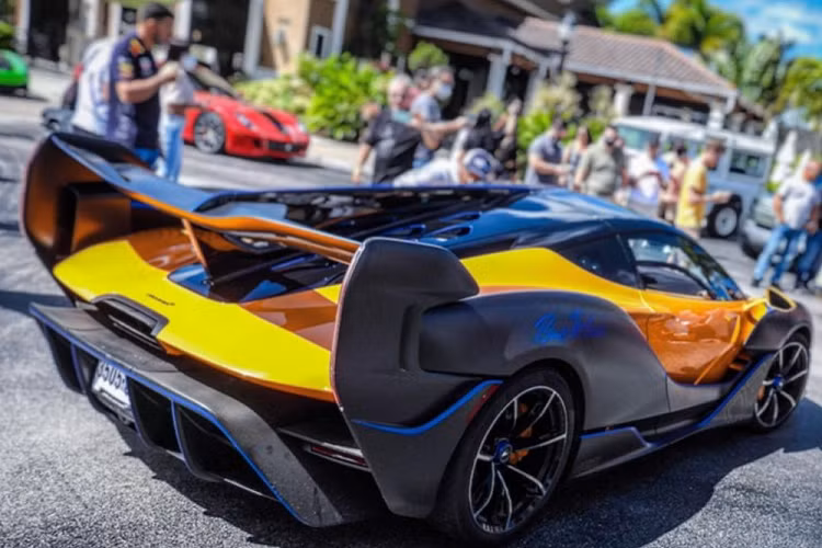 Chiếc siêu xe McLaren Sabre của đại gia bí ẩn được biết đến với tài khoản Sparky18888 có màu sơn cam đi kèm sợi carbon trần và sọc màu xanh dương bắt mắt. Ngoài ra, bên hông cửa của chiếc xe McLaren Sabre còn có logo 03 không rõ phải là chiếc xe McLaren Sabre thứ 3 trên tổng số 15 xe được sản xuất dành riêng cho các đại gia Mỹ. 