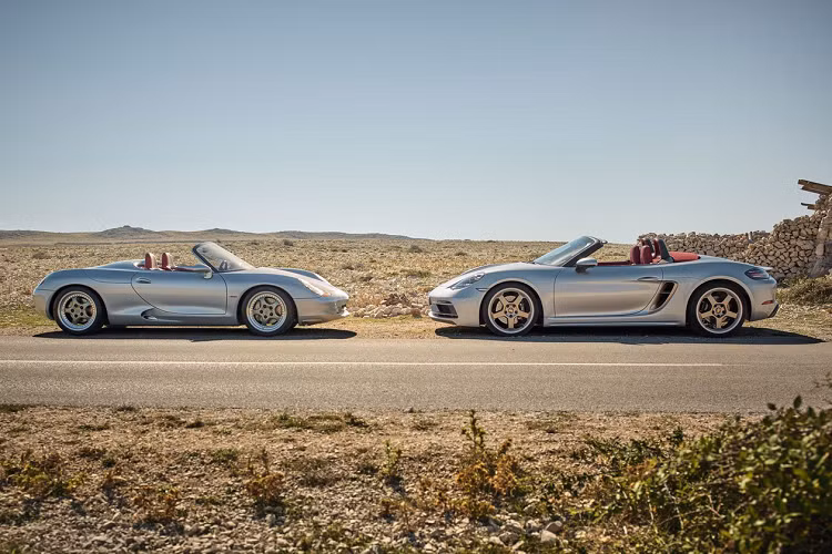 Phiên bản đặc biệt này lấy cảm hứng từ mẫu Boxster Concept 1993, lần đầu được giới thiệu tại Triển lãm Ôtô Detroit. Porsche Boxster 25 Years Edition có một số chi tiết sơn đồng Neodyme ngoại thất giống với mẫu concept năm xưa. Các chi tiết này bao gồm cánh gió trước, hốc gió hai bên, huy hiệu và mâm xe hợp kim 5 chấu 20 inch, tạo sự tương phản với thân xe màu bạc GT Silver Metallic.