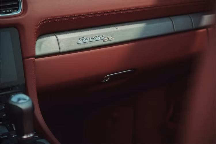 Vô lăng thể thao đa chức năng GT bọc da, chỉnh điện 14 hướng. Trên ghế ngồi và bục cửa đều có logo Boxster 25. Số thứ tự sản xuất của từng phiên bản được khắc trên bản táp-lô trung tâm.