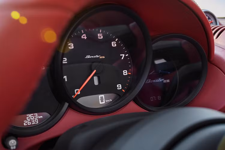 Sức mạnh của Porsche Boxster 25 Years Edition đến từ động cơ 6 xy-lanh Boxer 4.0L, với tùy chọn hộp số Thramada 6 cấp hoặc ly hợp kép PDK 7 cấp. Khối động cơ này có công suất cực đại 400 mã lực, khả năng tăng tốc 0-100 km/h trong 4 giây trước khi đạt tốc độ tối đa 293 km/h (nếu trang bị gói Sport Chrono).