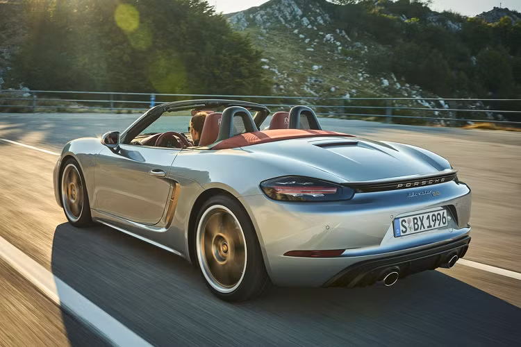 Theo AAS Auto Service - đơn vị phân phối Porsche tại Thái Lan, giá xe Porsche Boxster 25 Years Edition có mức bán ra từ 9,99 triệu baht, tương đương 334.445 USD.