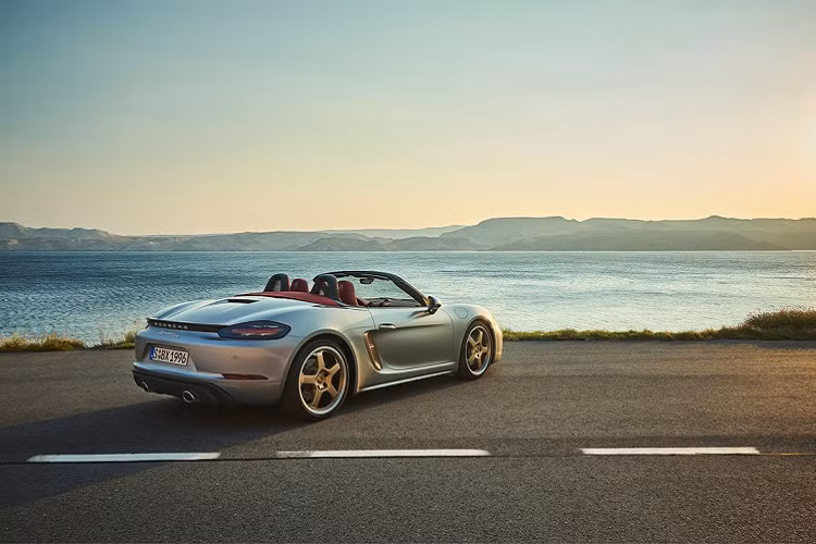 Phiên bản Porsche Boxster 25 Years Edition sẽ được sản xuất giới hạn 1.250 xe và chính thức bán ra vào tháng 3/2021.