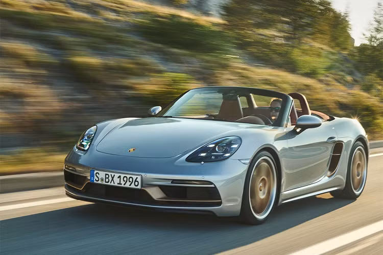 Trang bị tiêu chuẩn có trên mẫu xe thể thao mui trần này gồm bộ giảm xóc thể thao Porsche Active Suspension Management (PASM), có thể hạ gầm 10 mm, hệ thống phân phối mô-men xoắn Porsche Torque Vectoring (PTV) và vi sai hạn chế trượt cơ học.