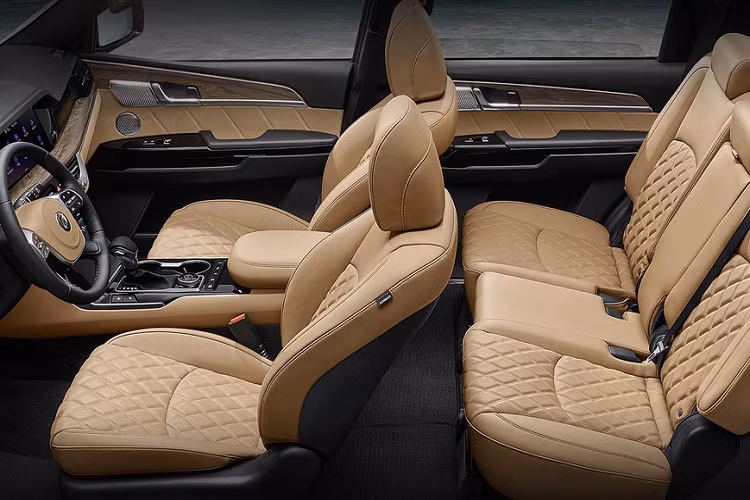 Hãng xe Hàn cũng bổ sung tính năng kiểm soát tư thế ngồi thông minh cho Mohave đời 2021. Dựa vào chiều cao của người lái, chiếc xe sẽ tự động điều chỉnh ghế lái, vô-lăng, gương chiếu hậu phù hợp. Sạc điện thoại không dây là trang bị tiêu chuẩn trên tất cả phiên bản của Mohave đời 2021. Khoang ca-bin xe trở nên yên tĩnh hơn nhờ kính xe được làm dày hơn.