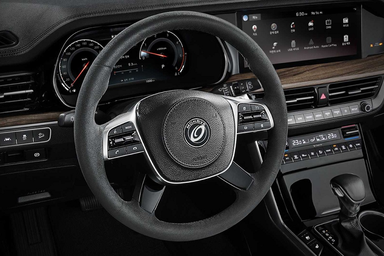 Mohave đời 2021 tại Hàn Quốc được phân phối với 3 phiên bản Platinum, Masters và Gravity. Giá xe Kia Mohave 2021 bán ra lần lượt là 44.500 USD, 48.400 USD và 52.000 USD (tương đương 1,03 đến 1,2 tỷ đồng).