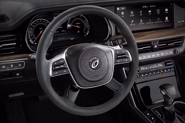 Mohave đời 2021 tại Hàn Quốc được phân phối với 3 phiên bản Platinum, Masters và Gravity. Giá xe Kia Mohave 2021 bán ra lần lượt là 44.500 USD, 48.400 USD và 52.000 USD (tương đương 1,03 đến 1,2 tỷ đồng).