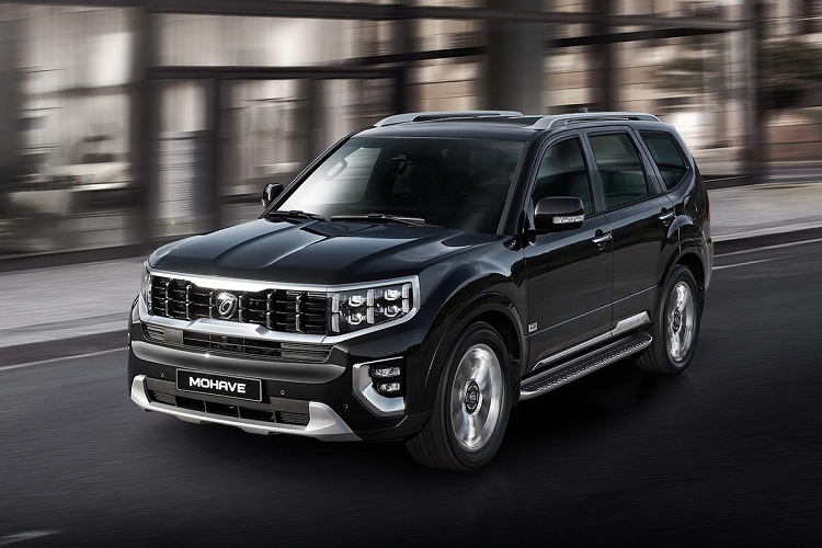 Ngoài ra, Mohave 2021 còn có tính năng kiểm soát hành trình thông minh, có thể tự điều chỉnh tốc độ ở lối ra/vào đường cao tốc. Tính năng này hoạt động dựa trên dữ liệu từ hệ thống điều hướng và bản đồ. Hệ thống cảnh báo va chạm phía trước hỗ trợ ở giao lộ. Khi phát hiện có phương tiện, hệ thống tự động kích hoạt phanh.